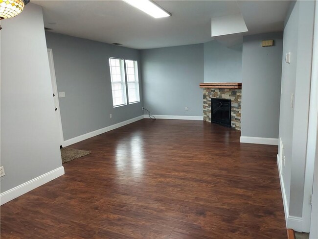 Foto del edificio - 3322 Whispering Hills Dr