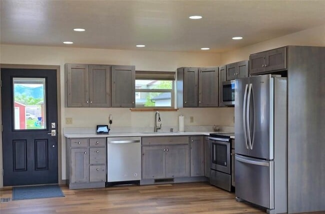 Foto del edificio - 143 Rachel Ave