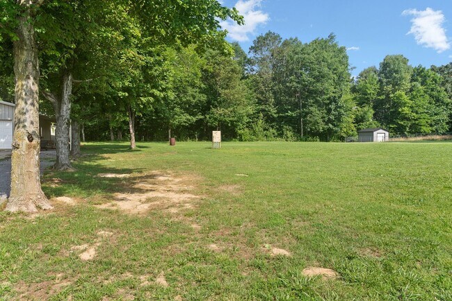 Campo de fútbol/extensión de la propiedad - 258 Barkley Cir