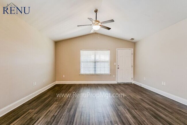 Foto del edificio - Now Available!