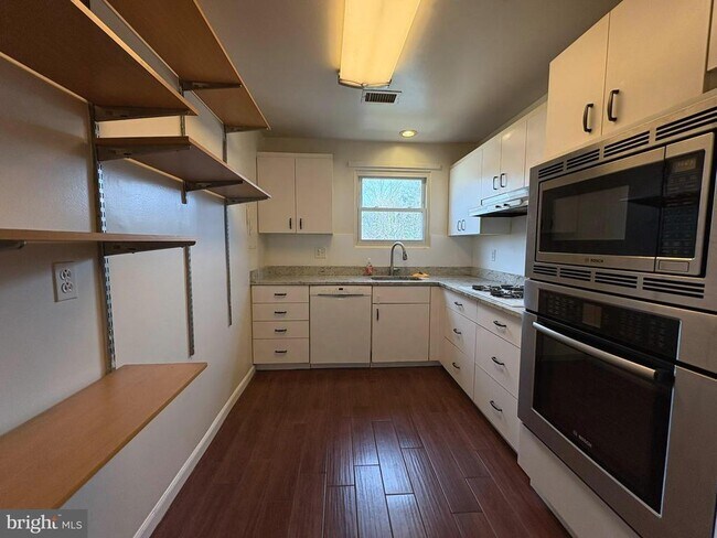 Foto del edificio - 6317 Pearce Ave