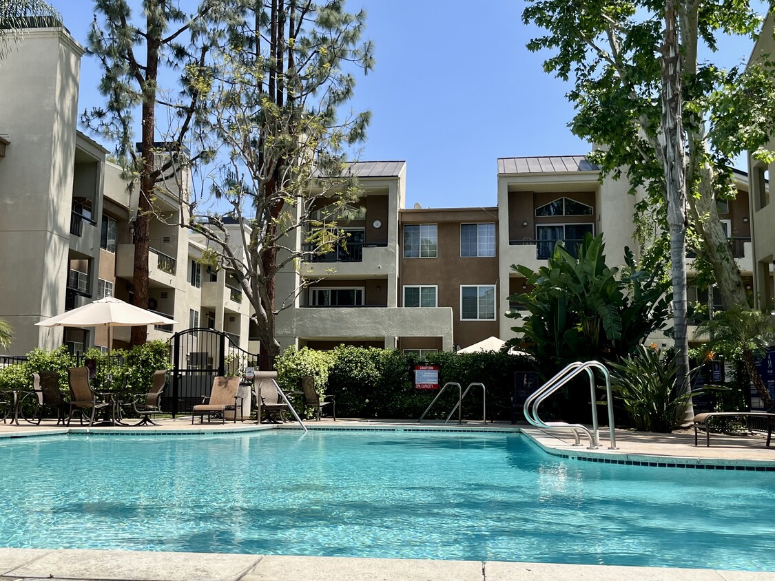 Facing interior courtyard, no street noise! - 21400 Burbank Blvd
