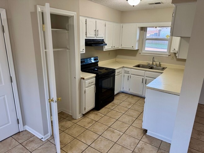 Foto del edificio - 5384 Haynes Dr