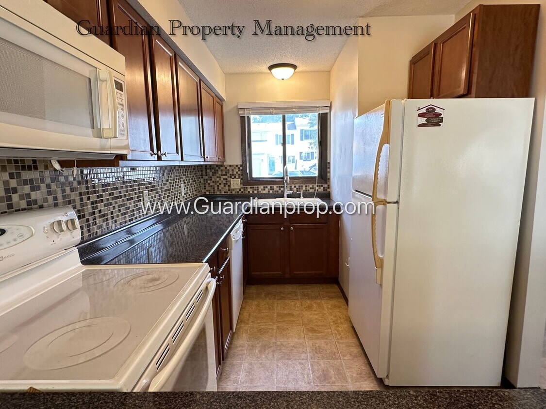 Primary Photo - Burnsville Town Home, 1 Car Attached Garag...
