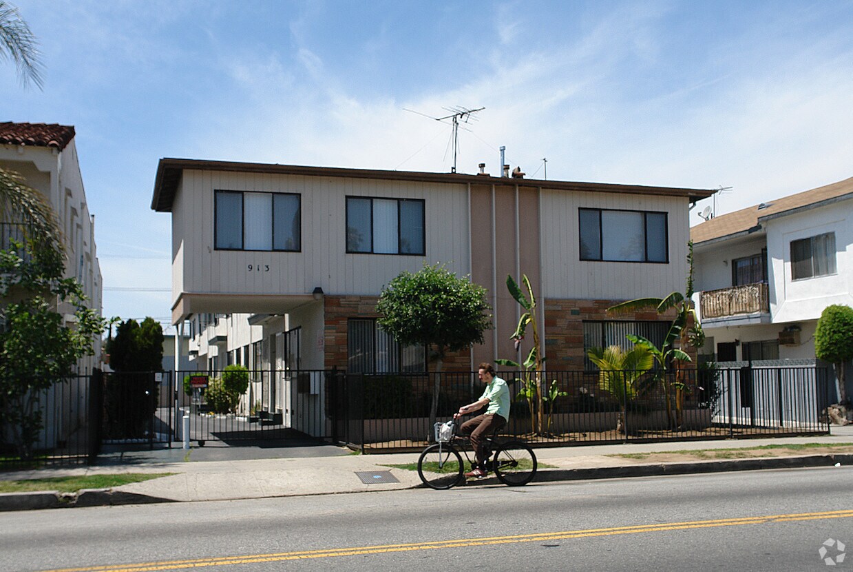 Building Photo - 913 N Normandie Ave