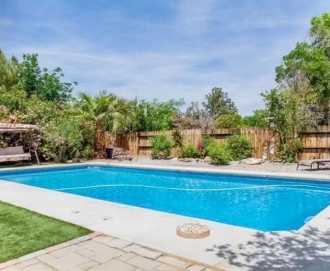 Foto del edificio - NORTHWEST POOL HOME AVAILABLE NOW!!