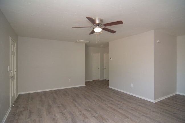 Building Photo - Freshly Updated 3 Bedroom 1 Bath Home! Cen...