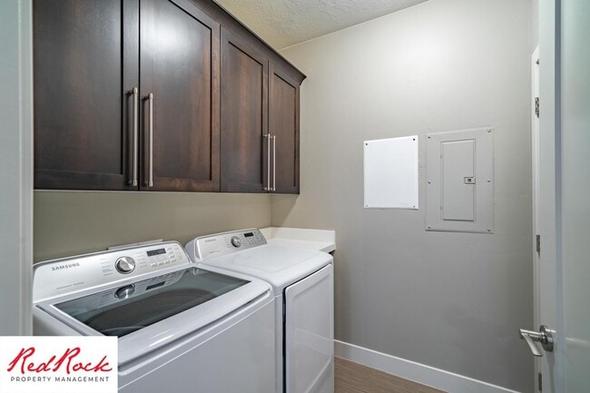 Building Photo - Classy townhome with Community Pool