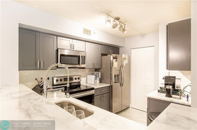 Foto del edificio - 4820 N State Rd 7