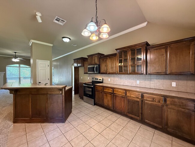 Building Photo - **$200 OFF MOVE IN SPECIAL!!** ask for det...