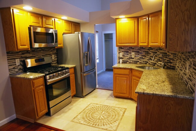 Building Photo - 905 Somerset Ct