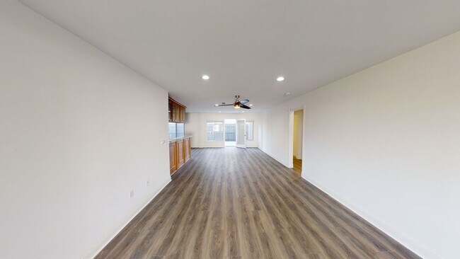 Foto del edificio - Remodeled! LARGE Living Room!