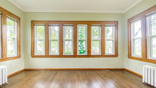 Foto del edificio - 100 Belle Plaine Ave