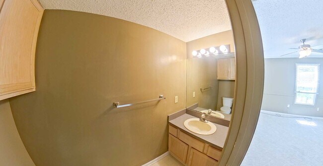 Foto del edificio - 3D Tour Available - West Side + Fenced-in ...