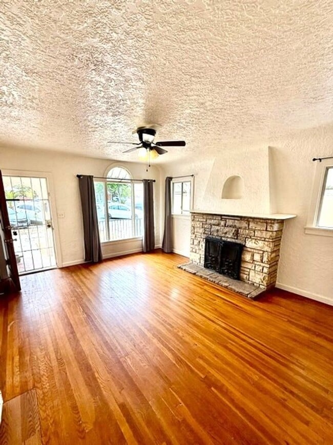 Foto del edificio - Charming 2 bedroom house with a yard
