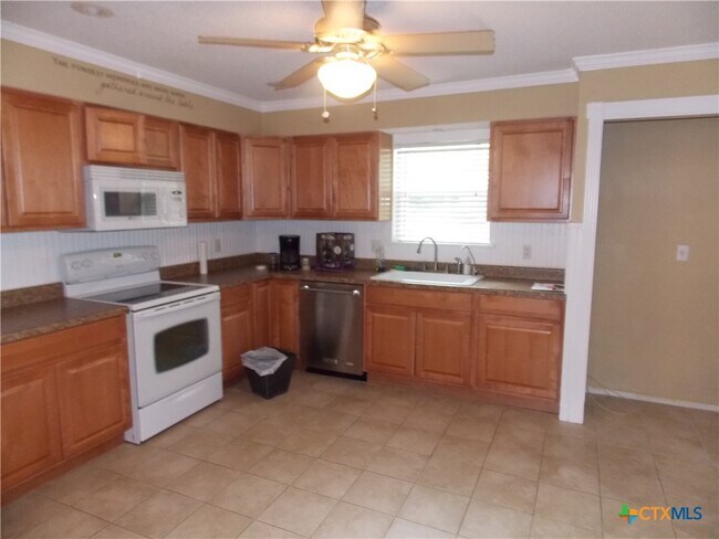 Foto del edificio - 1309 Azalea Ln