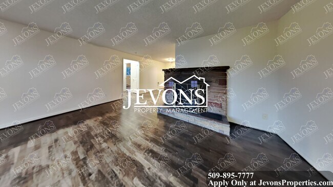 Foto del edificio - Enjoy the new appliances in this lovely single-family home located in the heart of Tacoma
