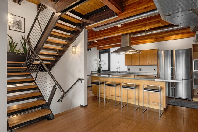 Foto del edificio - 1707B Dexter Ave N