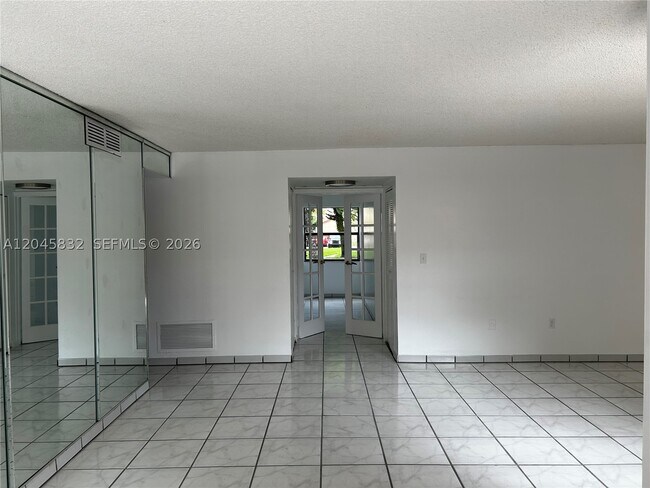 Foto del edificio - 301 W Park Dr