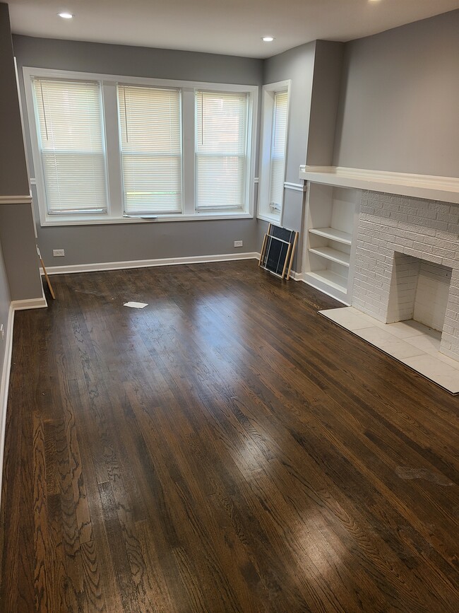 Living Room - 6418 S Eberhart Ave