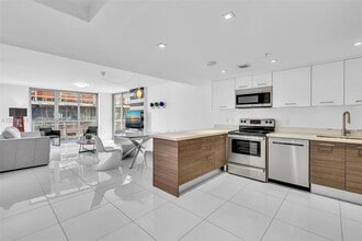 Building Photo - 9901 E Bay Harbor Dr