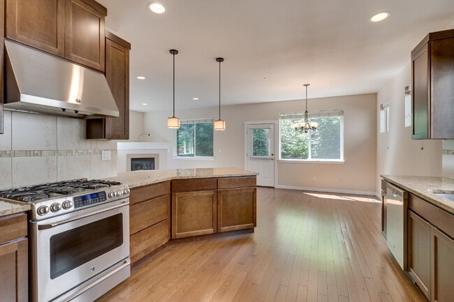 Building Photo - Luxury Home in Kenmore / Bothell!