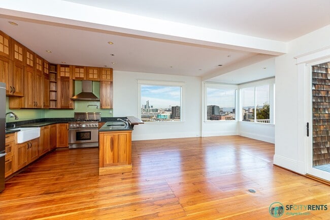 Foto del edificio - Potrero Hill: Remodeled Top Floor with City Views, Bonus Room & 2 Car Parking