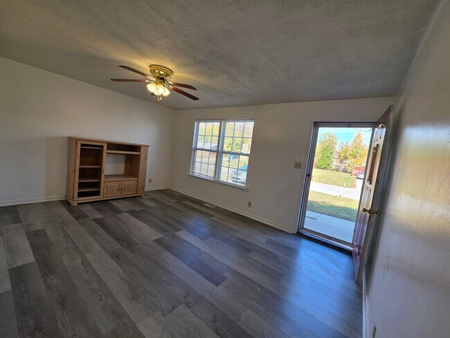 Foto del edificio - Charming 3-Bedroom Home with Spacious Back...