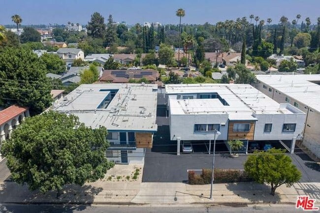 Foto del edificio - 15115 Victory Blvd