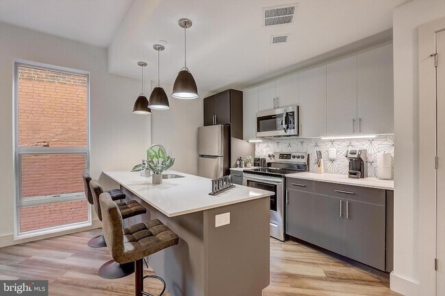 Foto del edificio - 3029 W Glenwood Ave