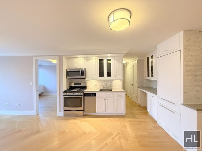 Foto del edificio - 2 bed 2 bath renovated with washer and dryer / Balcony / WEST 93 STREET