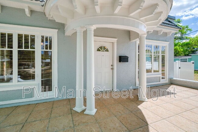 Building Photo - 829 N Hyer Ave