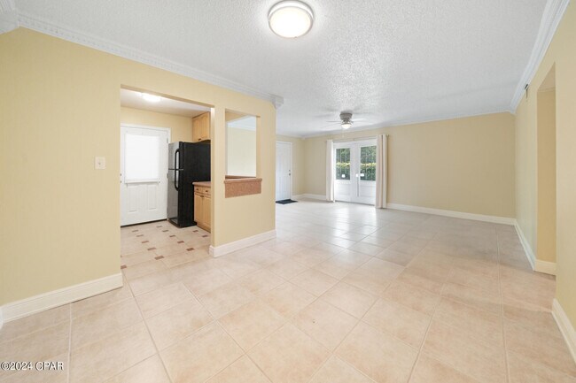 Building Photo - 2100 W Beach Dr