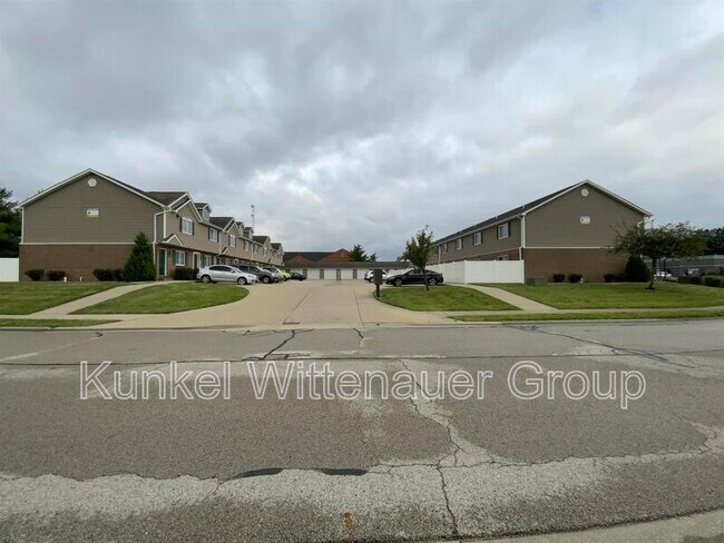 Building Photo - 704 Fountain View Dr