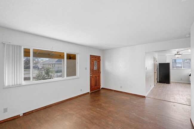 Building Photo - Three Bedroom One Bathroom Home