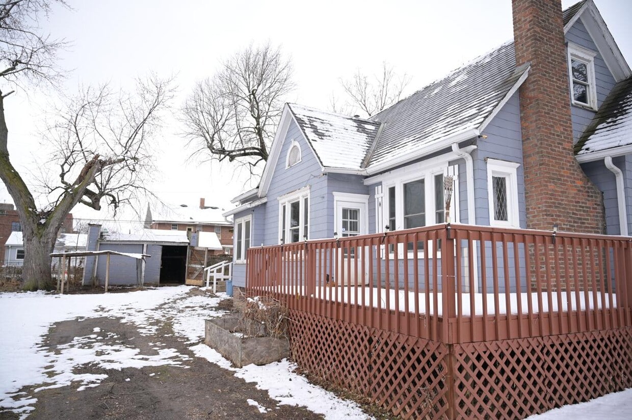 Primary Photo - 2441 Templeton St