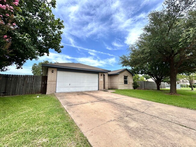 Foto del edificio - Spacious 4/BR 3/BA One-Level Home with Lar...
