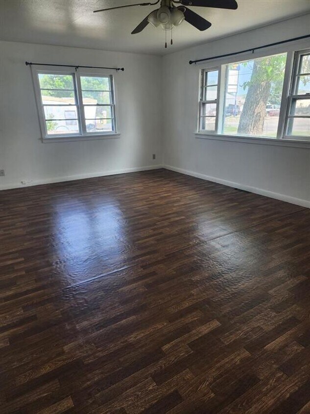 Foto del edificio - Two Bedroom -with garage!
