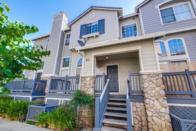 Building Photo - Excellent 3 Bed 2.5 Bath Town Home!