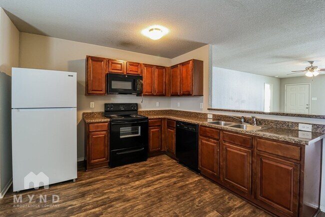 Foto del edificio - 942 Pinehurst Loop