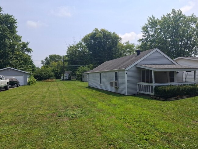 Building Photo - Home for Rent with 2 Bedrm and a Detached Garage