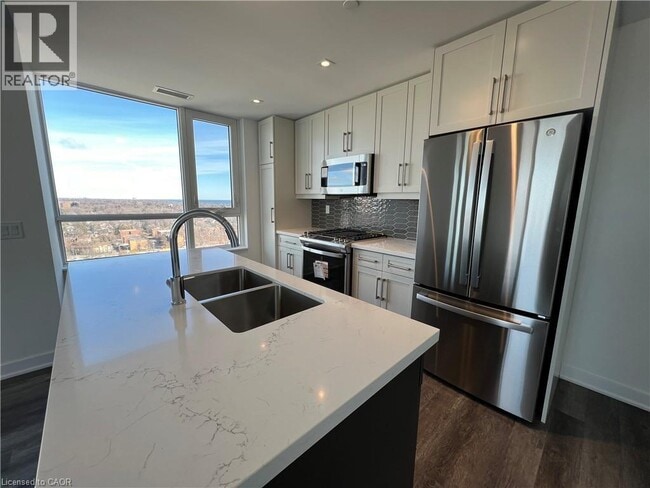 Building Photo - 2007 James St