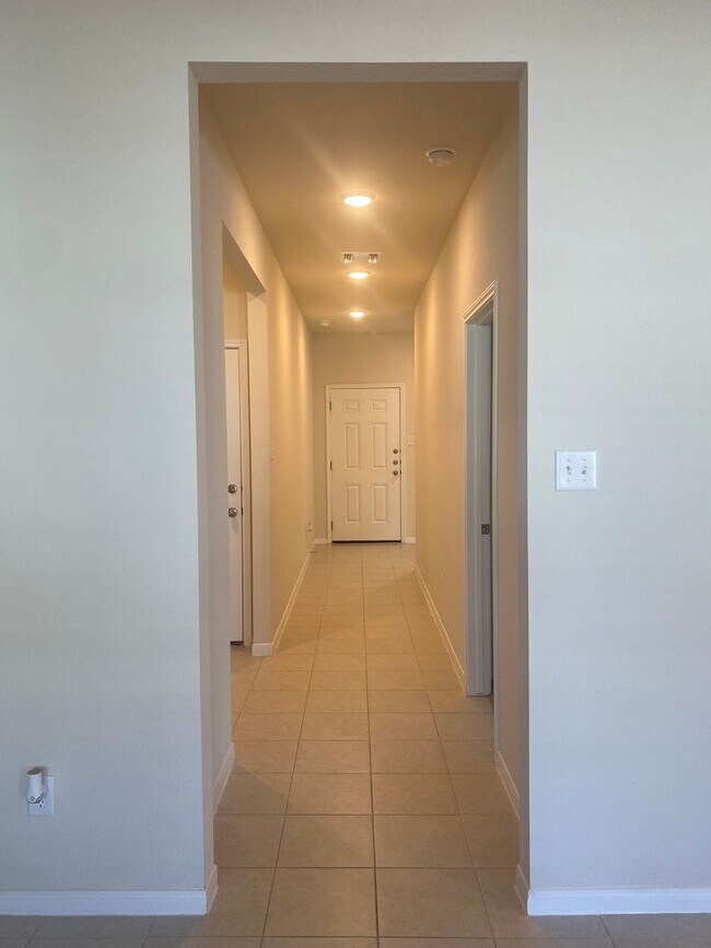 Building Photo - 4 BEDROOM, SHORT TERM LEASE AVAILABLE