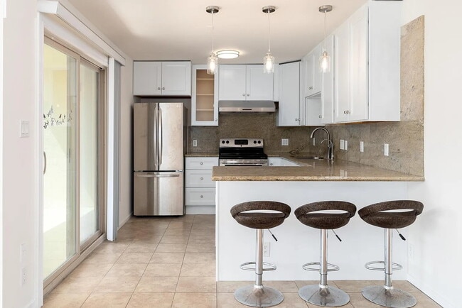 Building Photo - One bedroom  just a few steps away from the beach;