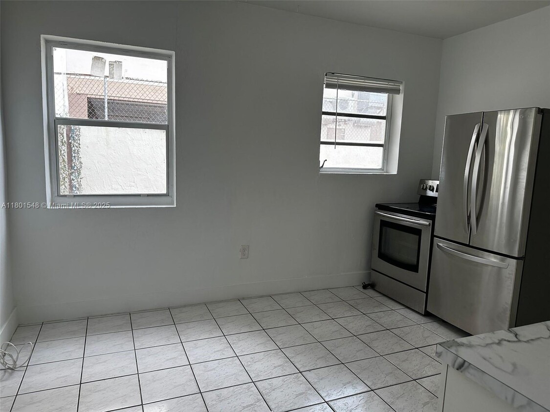 Building Photo - 1834 SW 27th Ave