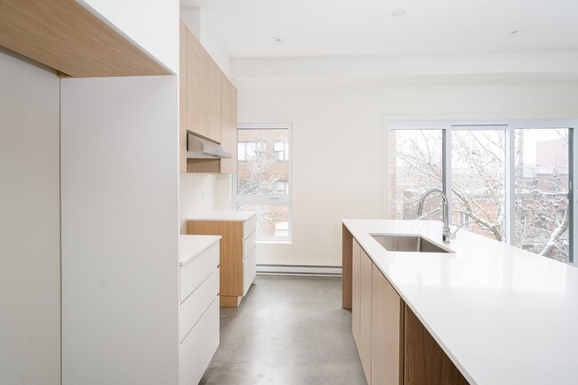 Photo du bâtiment - 7172 Rue Alexandra