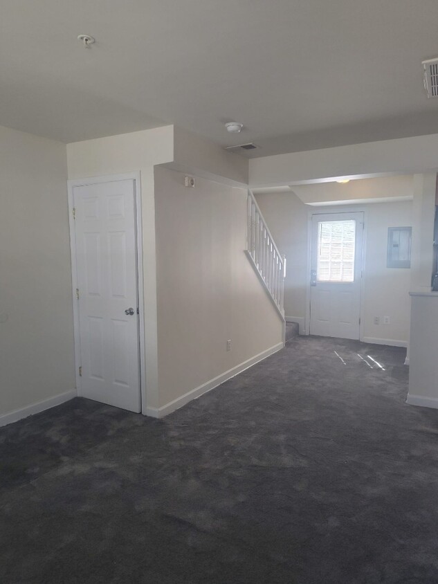 Foto principal - Check out this perfect townhome for you!