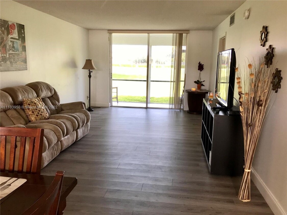 9200 N Hollybrook Lake Dr Unit 105, Pembroke Pines, FL 33025 Condo