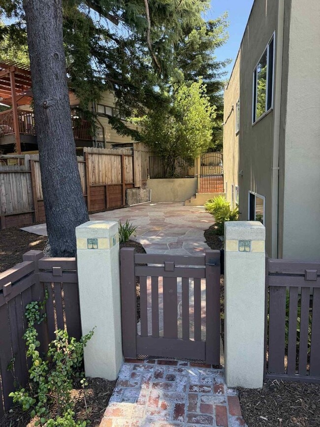 Building Photo - Redwood City Hillside Retreat – 4BR, 3BA w...