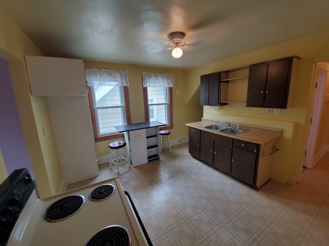 3733 E Somers Ave, Cudahy, WI 53110 Townhome Rentals in Cudahy WI